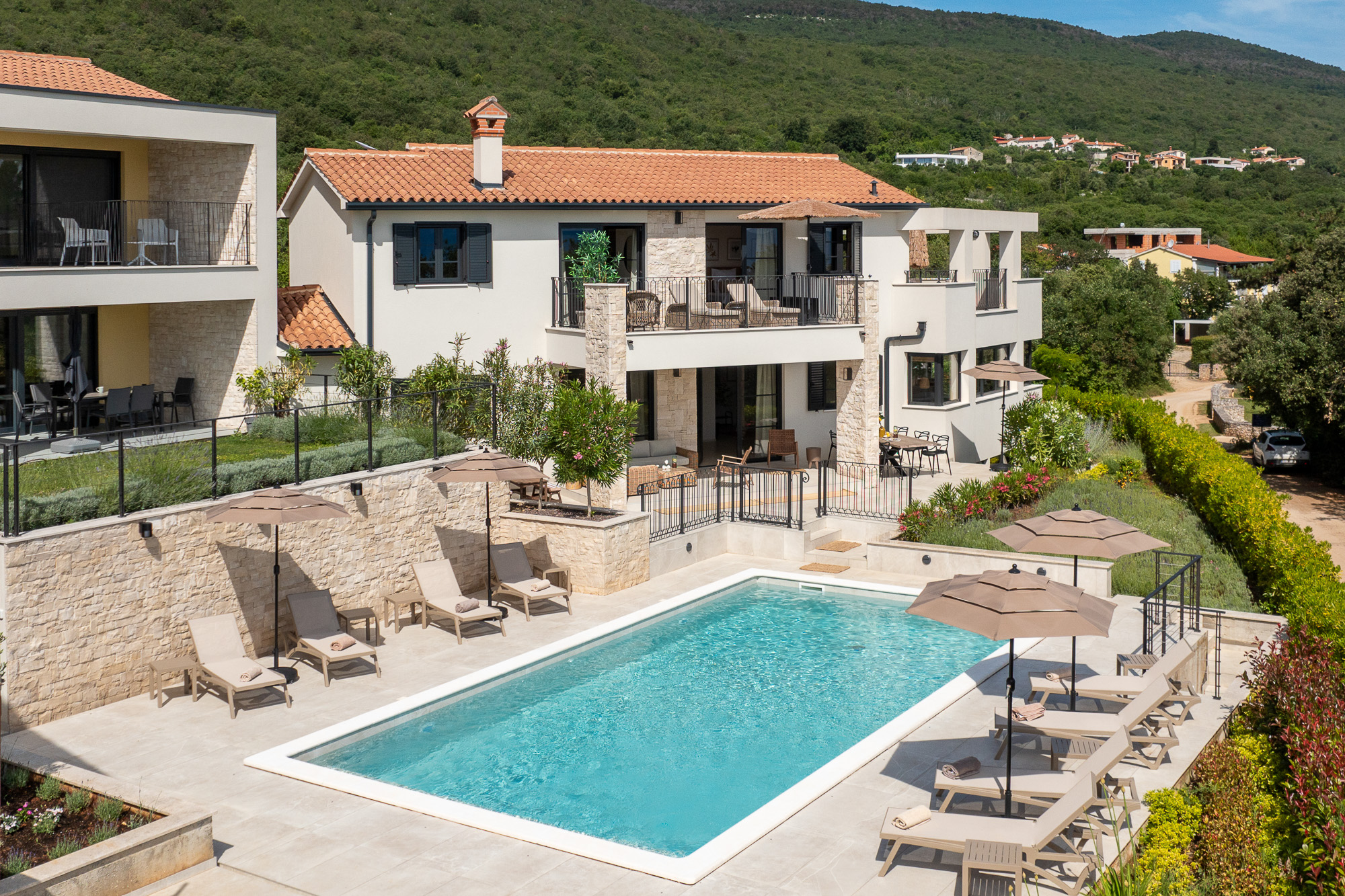 fotografiranje nekretnina Drenje, luksuzna Villa Drenje Labin, interior photography Istria, fotografiranje vila s pogledom na more, arhitektonska fotografija istočna Istra, nekretnine Labinština, profesionalne fotografije kuća za odmor.